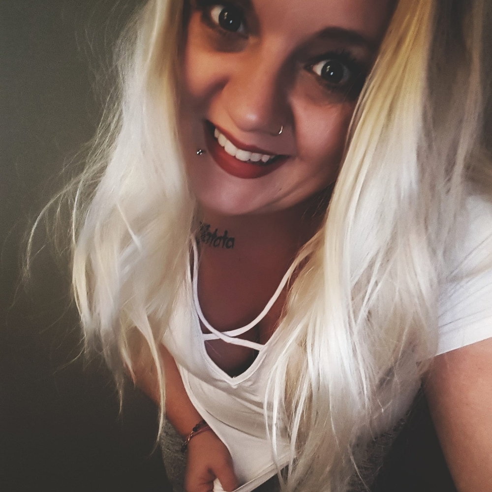 Meet your Posher, Larissa